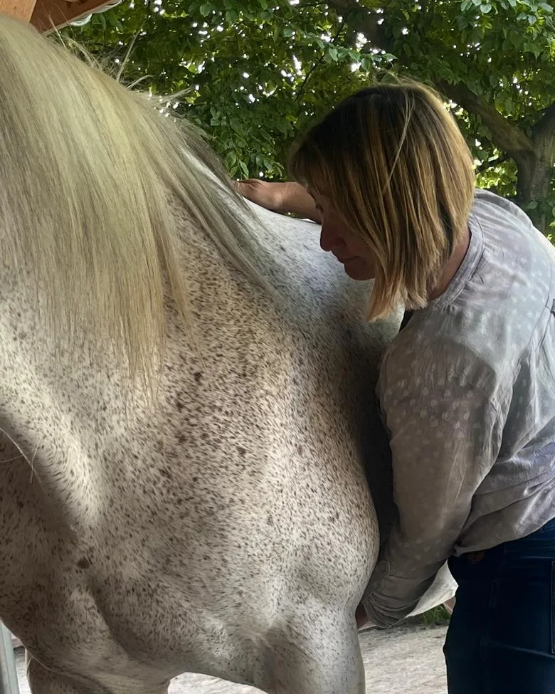 Ines bei der Behandlung am Pferd